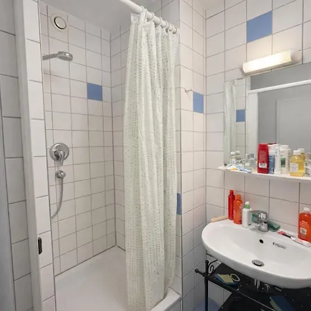 Private In A Shared Space - 5 Min To Hbf Проживание в семье Штутгарт